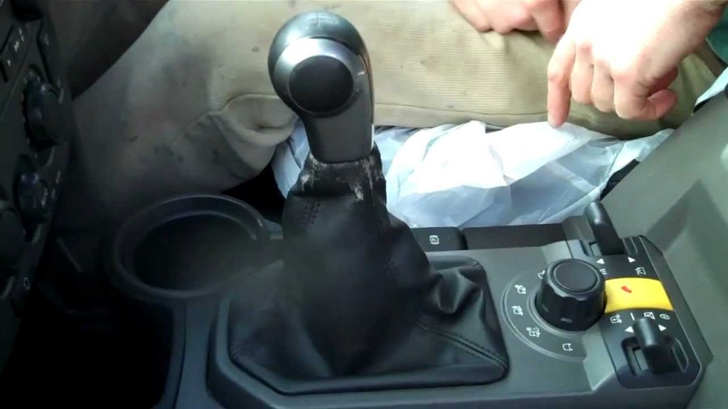 Picture of: How to change the gear knob / gear lever gaiter on Land Rover Discovery   LR