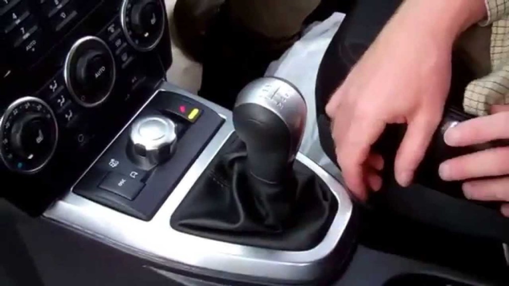 Picture of: How to remove manual gear knob / gaiter on Land Rover Freelander  / LR