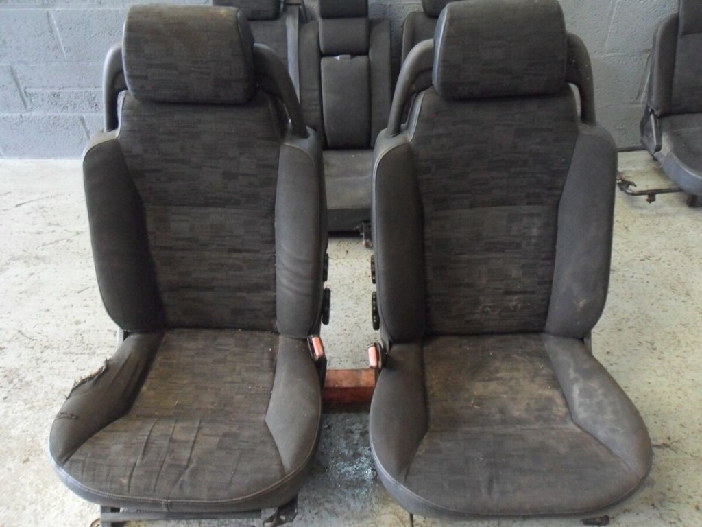 Picture of: LAND ROVER DISCOVERY  TD SET OF  MANUAL BLACK CLOTH SEATS